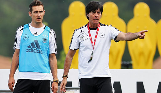 Miroslav Klose (l.) kämpft mit diversen Wehwehchen - Joachim Löw baut trotzdem auf ihn