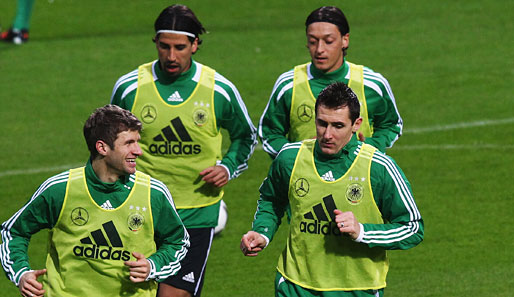 Miroslav Klose (v.r.), Sami Khedira (h.l.) und Mesut Özil (h.r.) trainierten individuell