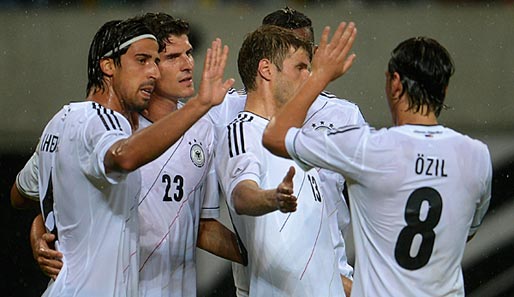 Deutscher Jubel in Leipzig. Von links: Kheidra, Gomez, Müller, Özil, dahinter Boateng