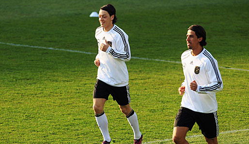 Mesut Özil (l.) und Sami Khedira gehen im Sommer bei der EM auch für den DFB auf Titeljagd