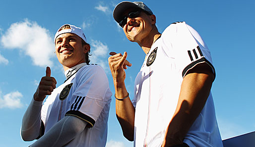 Michael Schumacher (r.) und Nico Rosberg sind bekennende Anhänger der DFB-Elf