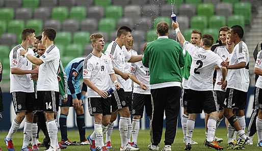 Die deutsche U 17 bejubelt den Halbfinalsieg gegen Polen