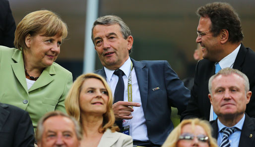 Angela Merkel (l.) verfolgte das Spiel gegen Griechenland im Stadion. Eine Premiere bei der EM 2012