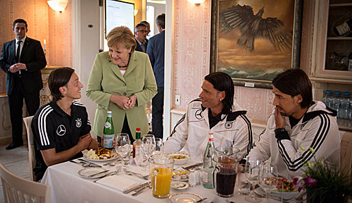 Bundeskanzlerin Merkel im angeregten Plausch mit Mesut Özil (l.), Tim Wiese und Sami Khedira