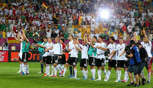 Das DFB-Team feiert nach dem Sieg gegen Dänemark ausgelassen den Einzug ins Viertelfinale