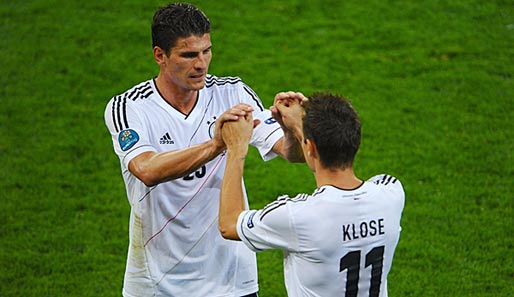 Szene aus dem Portugal-Spiel: Torschütze Mario Gomez macht Platz für Miroslav Klose
