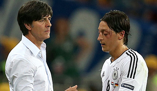 Joachim Löw glaubt an eine Leistungssteigerung von Mesut Özil bei dieser EM