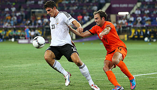 Mario Gomez (l.) konnte mit seiner Leistung gegen Holland auch die ärgsten Kritiker überzeugen