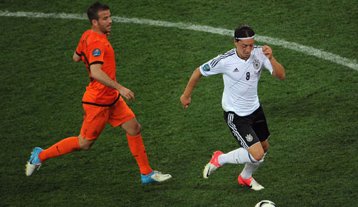 Mesut Özil (r.) muss sich offenbar noch etwas an die Sturm-Konstellation im DFB-Team gewöhnen