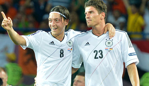 Mesut Özil (l.) mit Mario Gomez beim 2:0-Sieg gegen die Niederlande