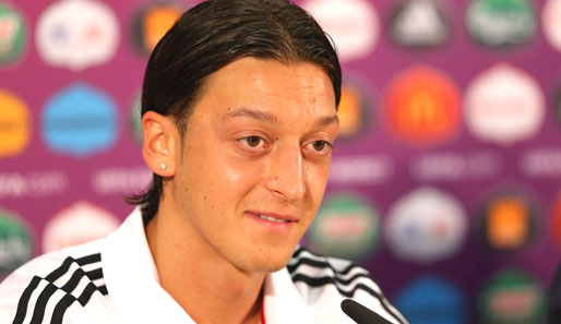 Mesut Özil stellt sich am Montag den Fragen der Journalisten
