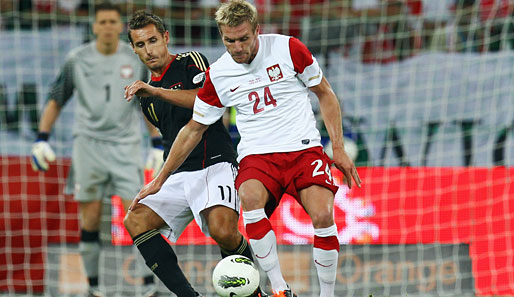 Miroslav Klose (l.) wurde beim Testspiel in Danzig gegen Polen teilweise ausgepfiffen