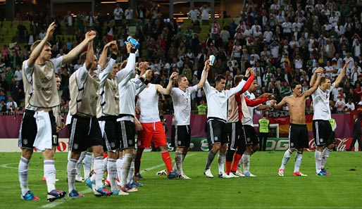 Das DFB-Team feiert nach dem Sieg über Griechenland den Einzug ins Halbfinale mit den Fans