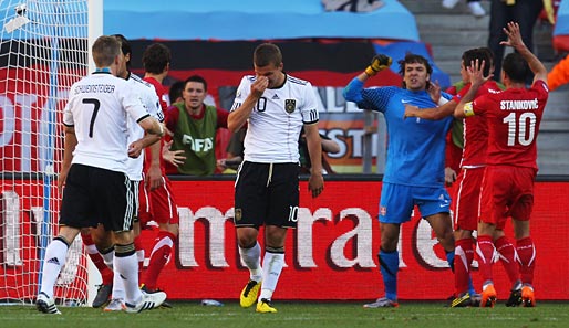 Lukas Podolski (M.) verschießt im zweiten Spiel bei der WM 2010 gegen Serbien einen Elfmeter