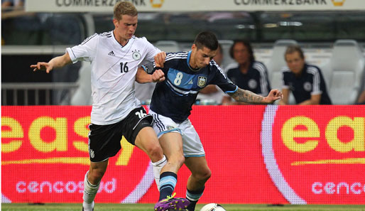 Lars Bender (l.) begann gegen Argentinien im defensiven Mittelfeld