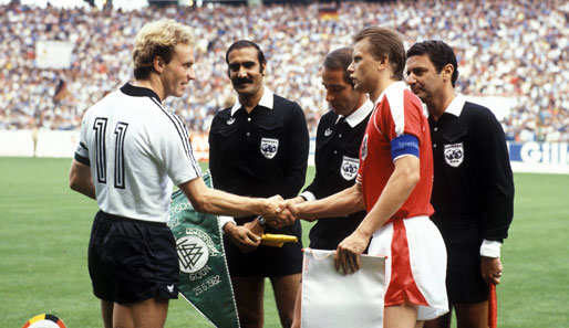 Die beiden Team-Kapitäne Karl-Heinz Rummenigge (l.) und Erich Obermayer vor dem Spiel