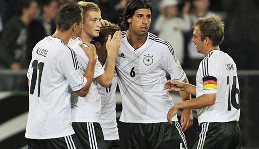 Wird gegen Österreich wieder in der Startelf stehen: Sami Khedira (2.v.r.)