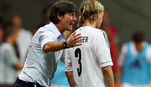 Bundestrainer Joachim Löw (l.) hat die Kritik an Marcel Schmelzer relativiert