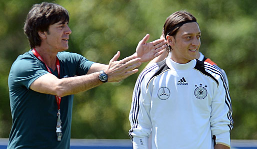 Joachim Löw (l.) gab die Stimmen seinen Schützlingen Mesut Özil (l.) und Manuel Neuer