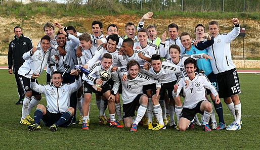 Die u_17-Junioren des DFB feiern den Gewinn des Algarve Cups