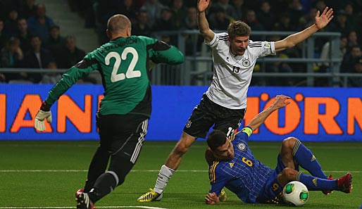 Thomas Müller erzielte gegen Kasachstan zwei Tore und bereitete hier den dritten Treffer vor