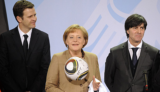 Oliver Bierhoff, Angela Merkel und Joachim Löw treffen sich regelmäßig und gehen zum Essen