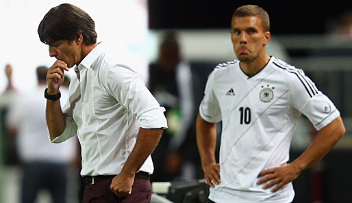 Joachim Löw (l.) muss gegen Österreich und die Färöer auf Lukas Podolski (r.) verzichten