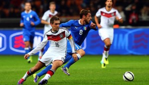 Philipp Lahm im Zweikampf mit Italiens Claudio Marchisio