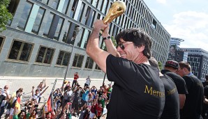Da ist das Ding! Joachim Löw feierte am Dienstag zusammen mit den deutschen Fans den WM-Titel