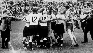Die Weltmeister von 1954 liegen sich nach dem Finalsieg gegen Ungarn in den Armen
