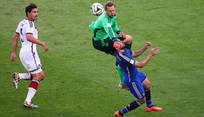 Aufreger: Manuel Neuer rammt Gonzalo Higuain - es gab Freistoß für Deutschland