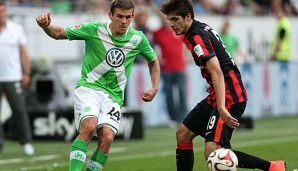 Sebastian Jung (l.) wechselte im Sommer von Frankfurt nach Wolfsburg