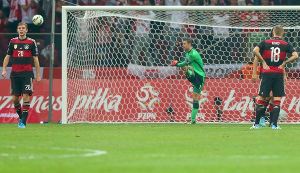 Manuel Neuer ärgert sich nach dem ersten Gegentor gegen Polen