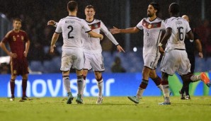 Toni Kroos feiert mit seinen Mitspielern den Siegtreffer gegen Spanien