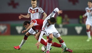 Verheddert: Mesut Özil bleibt im Zweikampf hängen, Marco Reus beobachtet