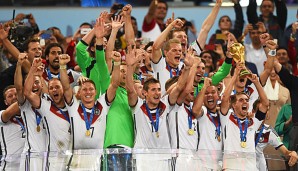 Genauso wie unsere WM-Helden, dürfen ausgewählte Klubs die Trophäe bei sich hochhieven