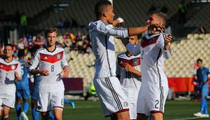 Das DFB-Team um Kapitän Akpoguma (M.) hatte gegen Fidschi gleich achtfach Grund zur Freude