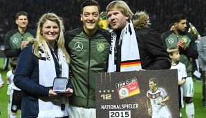 Mesut Özil wurde vor dem Anpfiff der Partie gegen England geehrt