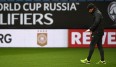 Joachim Löw wirkt in der Vorbereitung auf das Tschechien-Spiel nachdenklich