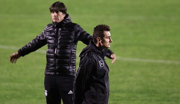 Miroslav Klose ist Azubi beim Trainer-Team um Joachim Löw
