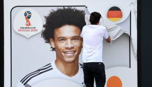 Leroy Sanes Bild vor dem Deutschen Fußball-Museum in Dortmund wird von der Fassade "gekratzt".