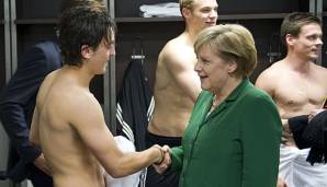 Im Oktober 2010 traf Angela Merkel Mesut Özil nach einem Länderspiel gegen die Türkei in der Kabine.