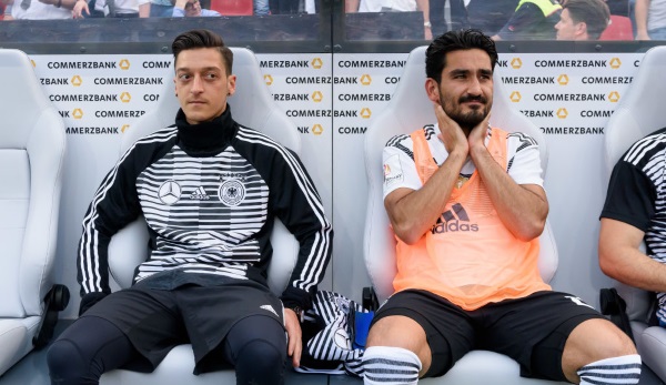 Mesut Özil und Ilkay Gündogan werden wohl im DFB-Team verbleiben.