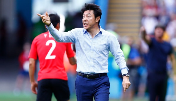 Südkoreas Trainer Tae-yong Shin wurde während des Turniers als Doppelgänger von Joachim Löw bezeichnet.
