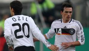 Sein Debüt für die deutsche A-Nationalelf feierte Özil am 11. Februar 2009, als er bei der 0:1-Testspielniederlage gegen Norwegen in der 78. Minute für Piotr Trochowski das Feld betrat.