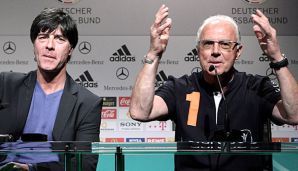 Franz Beckenbauer (r.) hat den deutschen Nationalspielern das Singen der Nationalhymne ans Herz gelegt.
