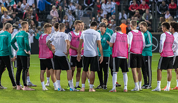Das DFB-Team absolvierte erstmals nach dem Vorrunden-Aus eine öffentliche Trainingseinheit und 5000 Zuschauer kamen.
