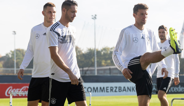 Mark Uth (M.) im DFB-Training zusammen mit Niklas Süle und Thomas Müller.
