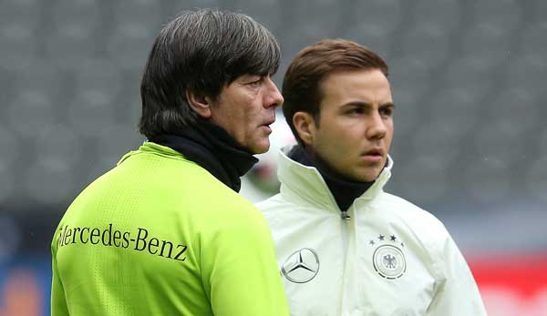 Joachim Löw (l.) hält eine Rückkehr von Mario Götze zum DFB-Team zu früh.