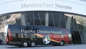 Seit 46 Jahren besteht die Partnerschaft zwischen dem DFB und Mercedes. Im nächsten Jahr tritt der Autobauer VW die Nachfolge der Stuttgarter an. Klickt euch durch die besten Bilder der langjährigen Kooperation.